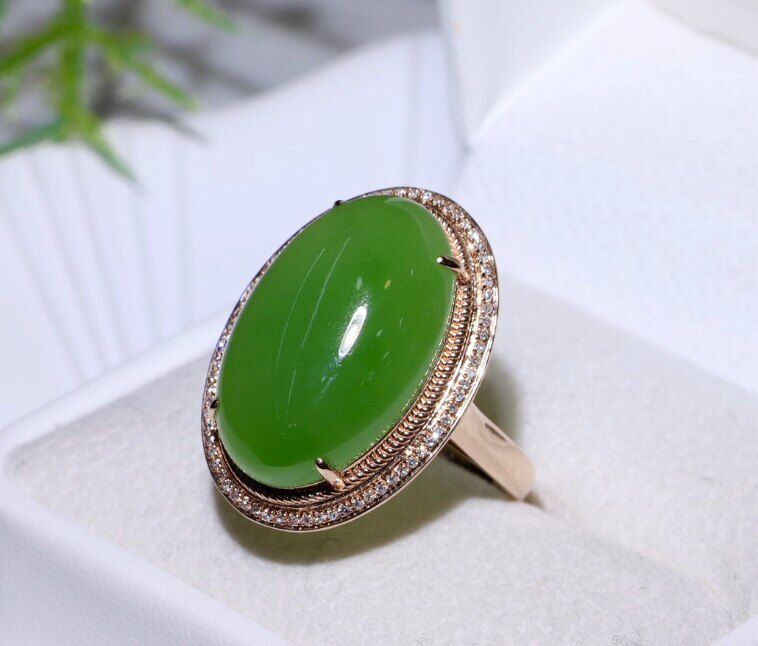 24年货节礼天然和田玉戒指女 满钻苹果绿碧玉大蛋面镶嵌18k金指环