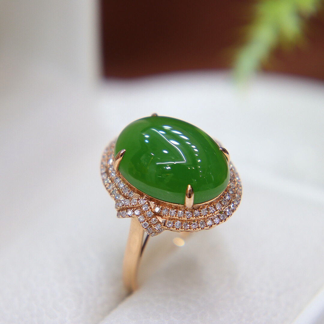 春季新品天然和田玉戒指女 豪华满钻菠菜绿碧玉蛋面镶嵌18k金指环