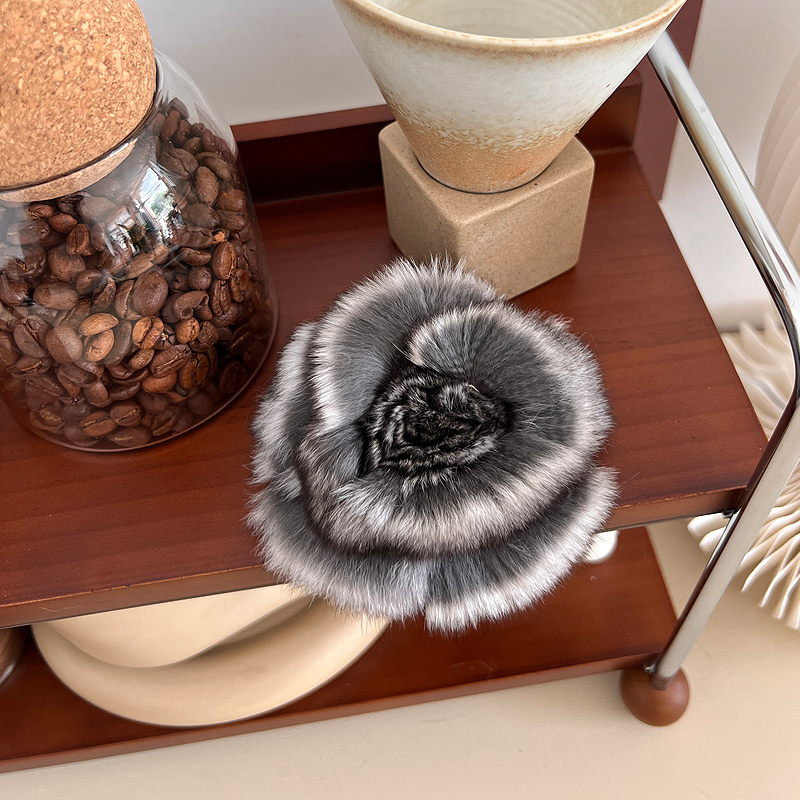 新款皮草奢华真毛青紫蓝龙猫立体花朵胸针高档宴会大衣高级感饰品