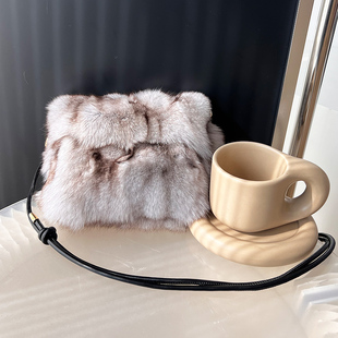 新款 拼接单肩斜挎日常通勤皮草包冬 狐狸毛包包女可爱百搭简约时尚