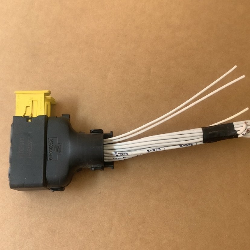 重汽豪沃TH7大灯插头豪沃T7新款大灯接头线束黄色锁扣18线插头