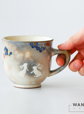 现货 日本进口有田烧职人手绘白兔子280ml复古灰色系粗陶马克水杯