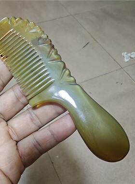 14.5厘米加厚雕刻爱心圆柄牛角梳