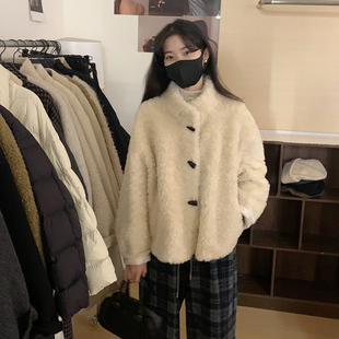 韩国奶呼呼2025简约款撞色牛角扣立领100羊毛羊羔毛短款皮草外套