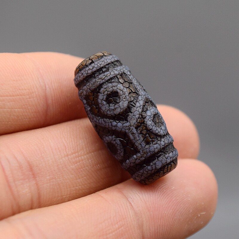 藏传九眼天珠玛瑙龙鳞纹大风化纹灰皮老料火供天珠挂绳锁骨项链