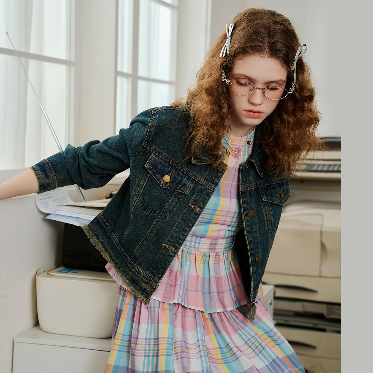 a02短款毛边设计感牛仔上衣长袖2025秋季复古港风休闲女式外套