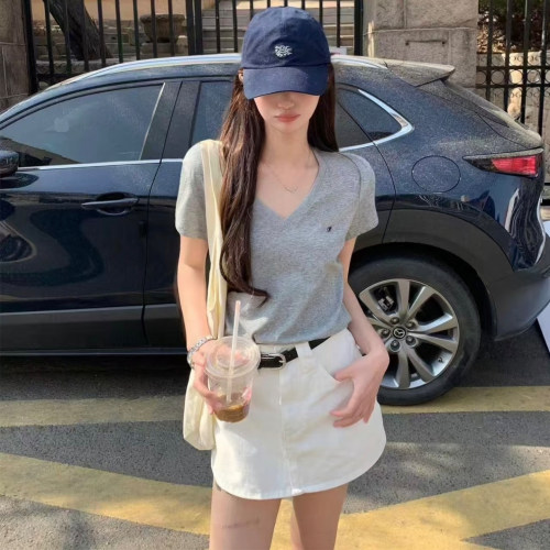 DPH NICE小马刺绣V领正肩T恤女夏休闲简约高级感短袖上衣明星同款