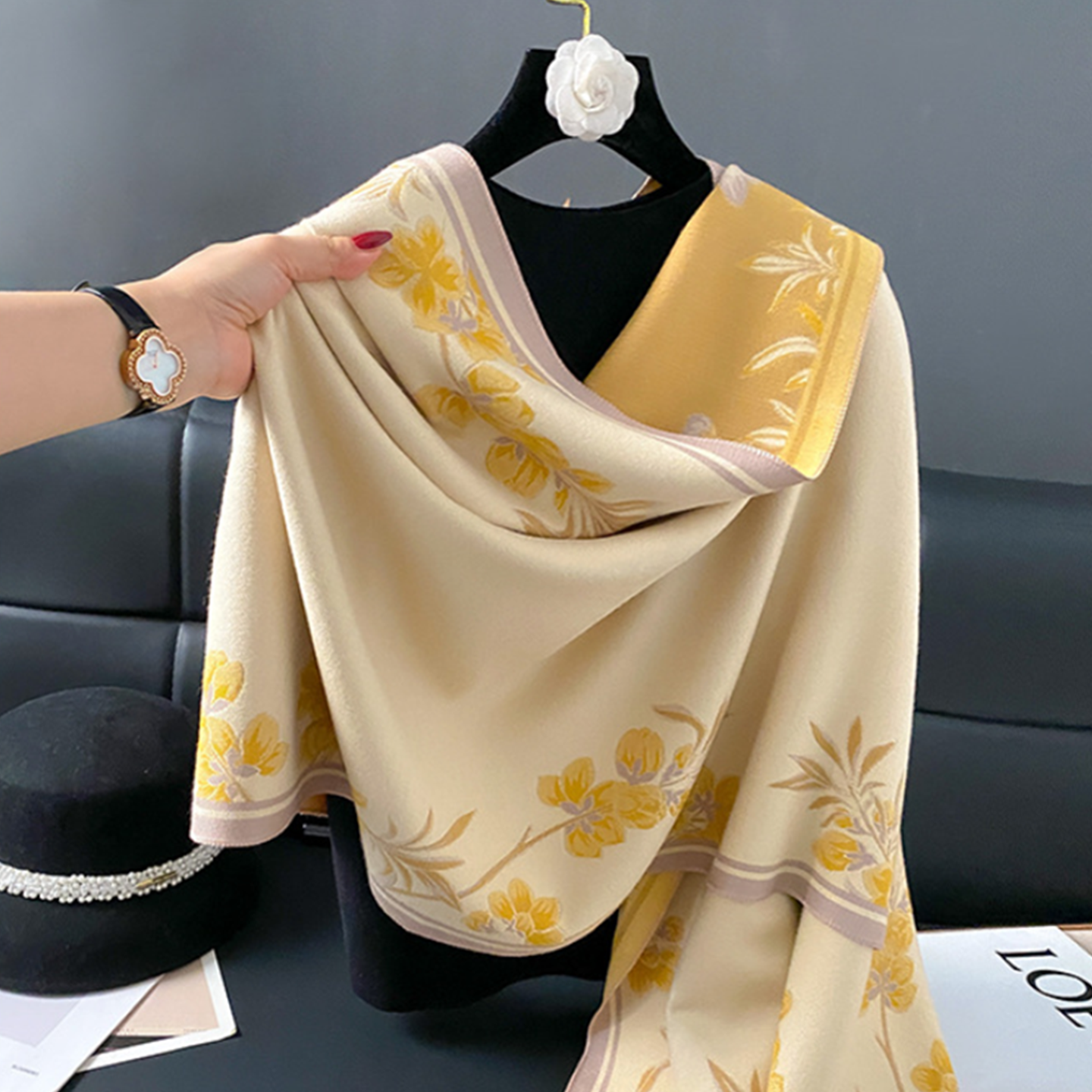 围巾女秋冬季2025新款高级感花卉仿羊绒长款披肩外搭双面保暖围脖