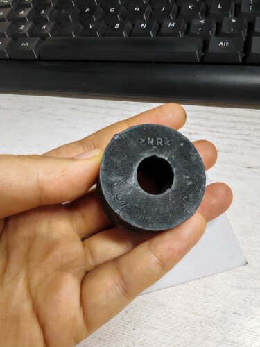 四川丰田中巴考斯特前减震器胶套全新原装