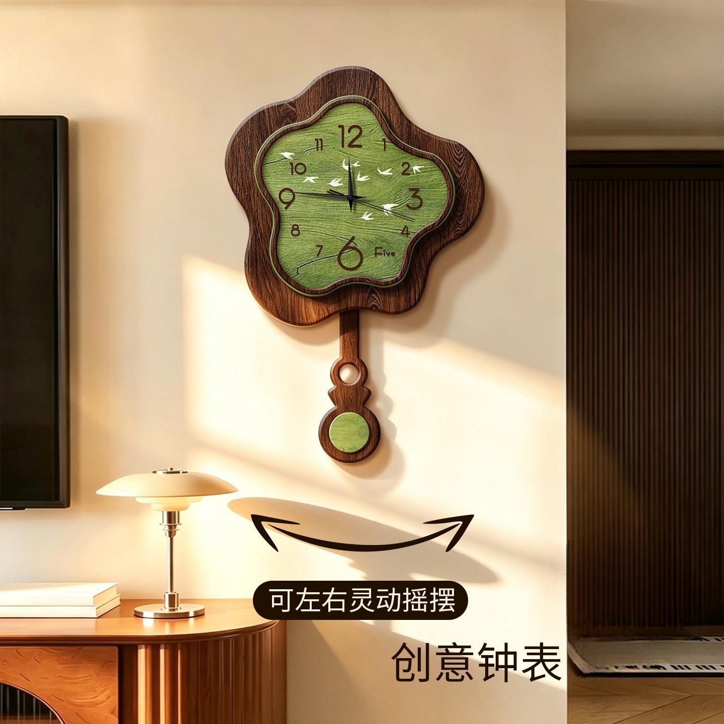 中古风客厅电视背景墙挂钟装饰画图片