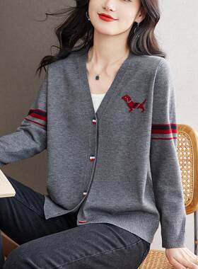 胖mm今年流行的毛衣外套女早秋季宽松大码v领外搭羊毛衫针织开衫