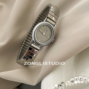 纵里 小众设计感气质百搭通勤弹力表带椭圆小表盘石英女士手表