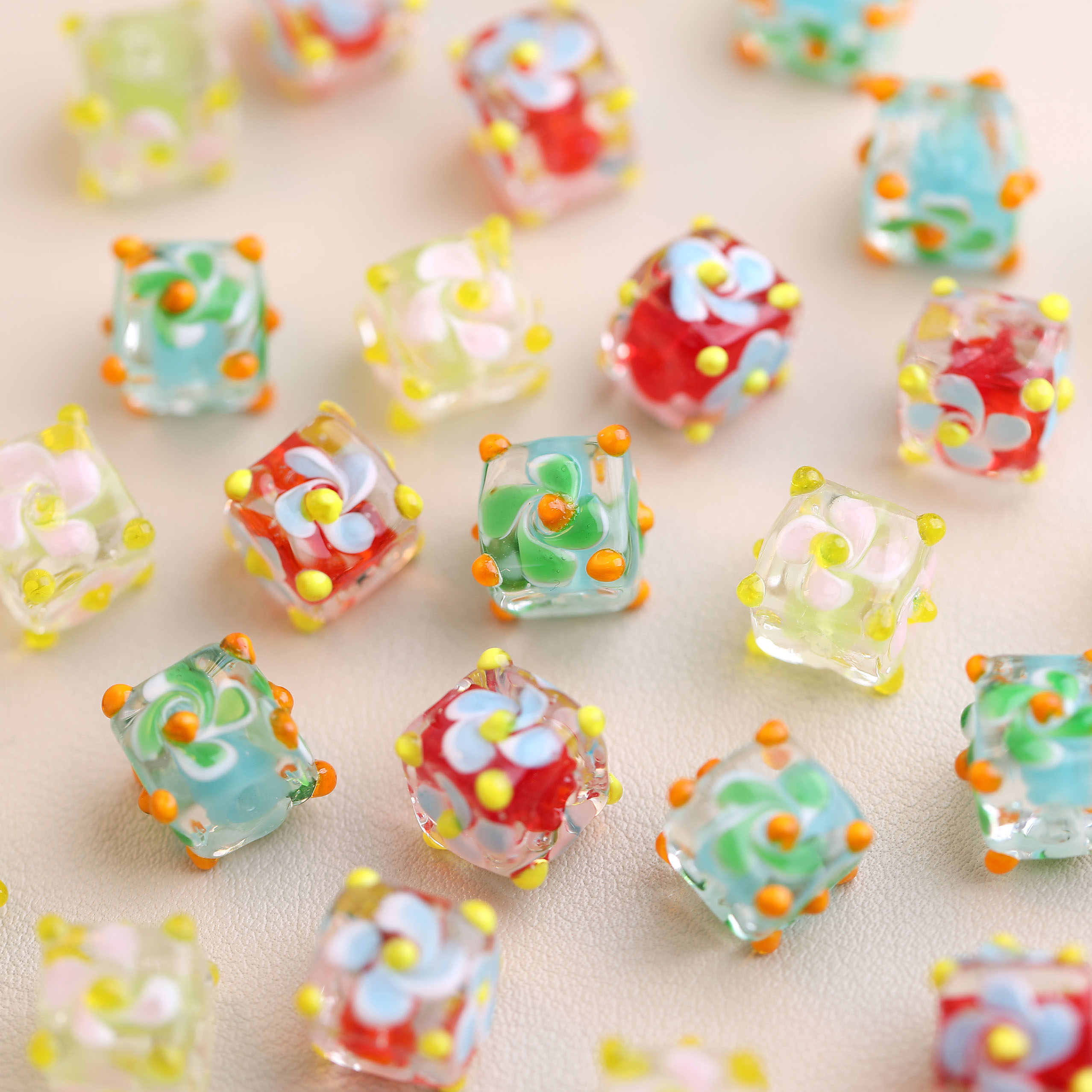 正方形灯工琉璃凹凸波点小花清新直孔珠diy串珠手链项链材料配件