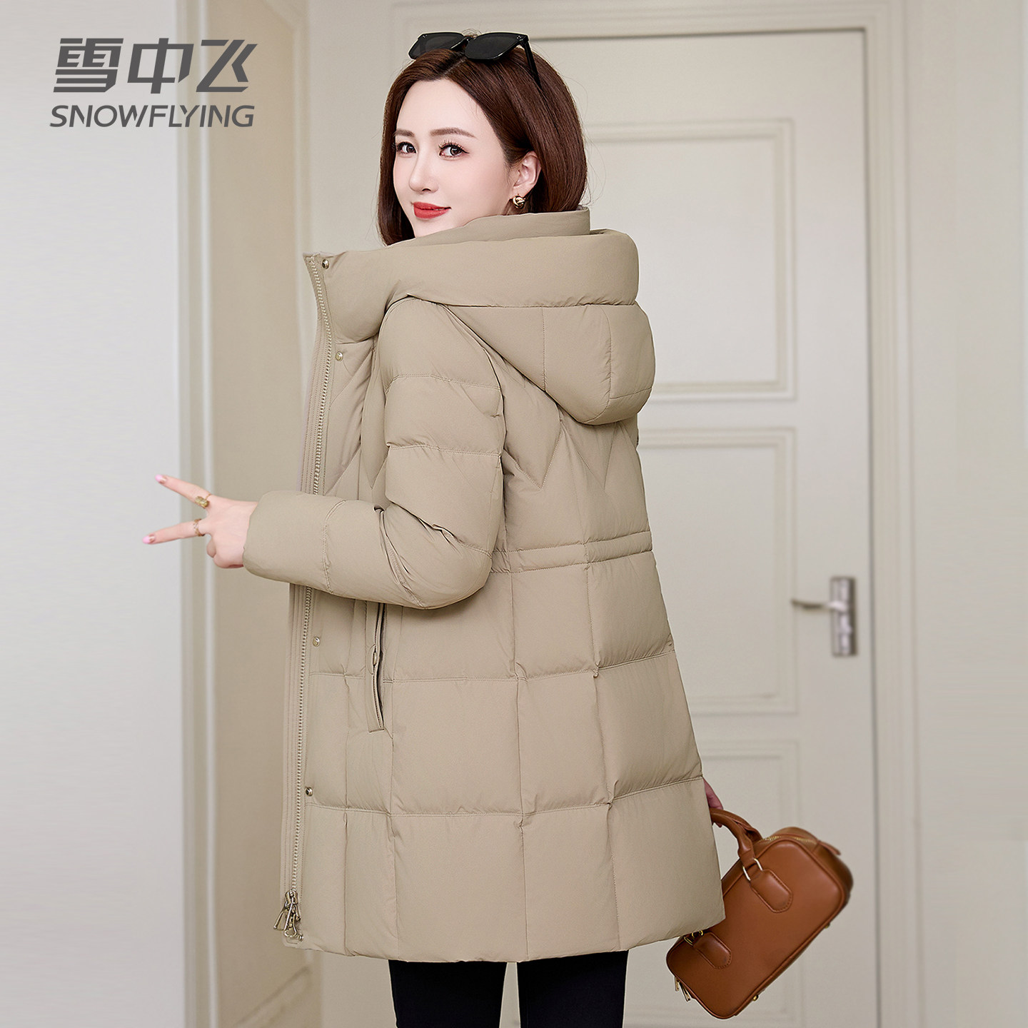 雪中飞羽绒服女2025新款妈妈中长款小个子洋气修身连帽保暖防寒服