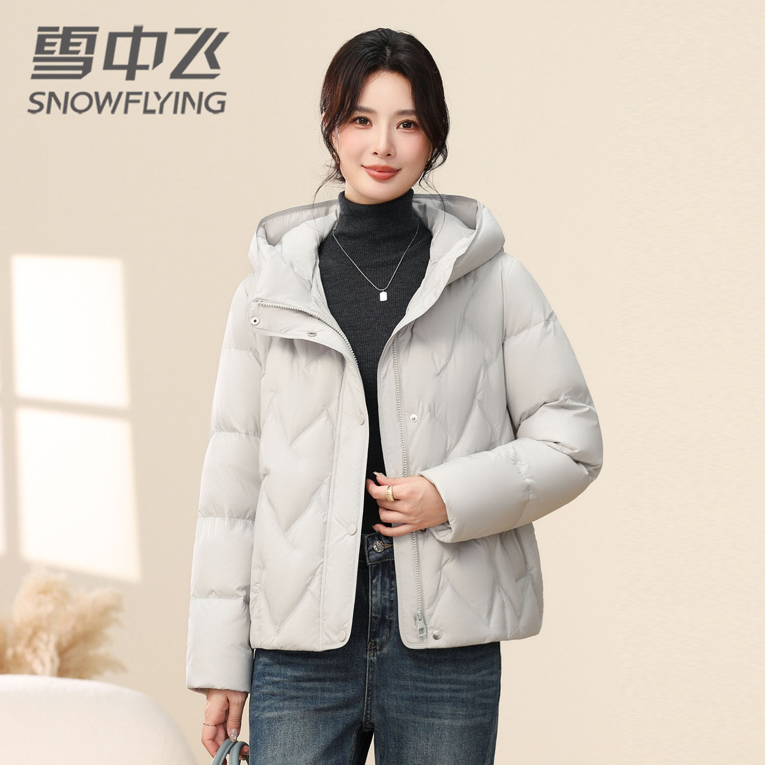 雪中飞羽绒服女2026冬短款时尚连帽轻薄款小个子白鸭绒防寒服外套
