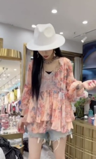 欧洲站2023夏装新款洋气烫钻宽松短袖小衫女碎花V领喇叭袖雪纺衫