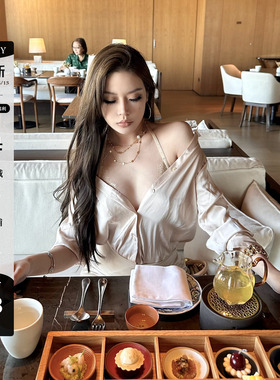 LUV2SHY 吸金老钱风 香槟色缎面长袖修身衬衫女+半身短裙两件套