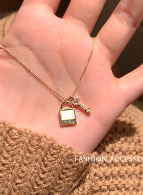 0.5+时尚通勤简约气质枷锁钥匙吊坠项链女镶钻盒子链高级感锁骨链