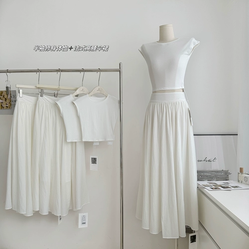 Короткая футболка, длинная длинная юбка, по фигуре, А-силуэт