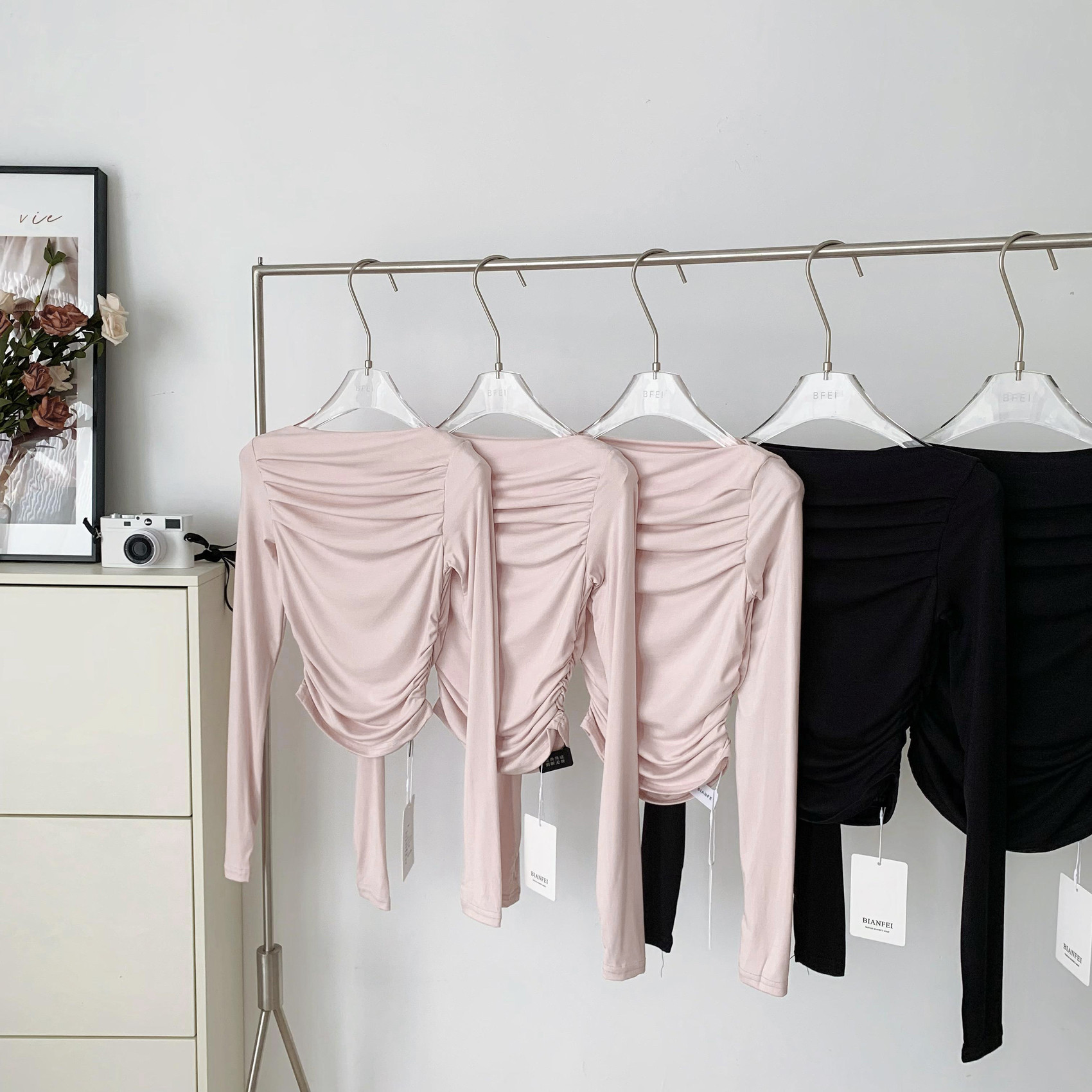 PEACH HOMEMADE SLANTED SHOULDER PLEATED KNITWEAR WOMENS SUPER FIRE DESIGN SENSE NICHE HIGH-END SENSE FOREIGN STYLE AGE-REDUCING SMALL TOP