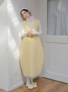 blushwhite 淡黄色长款V领马海毛羊毛花苞型无袖连衣裙