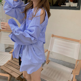 夏季漏肩蓝色条纹衬衫女夏季新款法式设计感宽松大版中长版长袖防