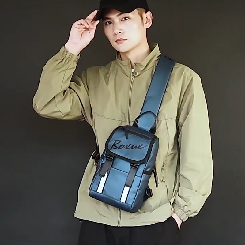 2025软滑皮膜防泼水男外出逛街旅游斜挎胸包9.7英寸平板伞后背包