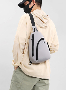 2026军绿色字母图案弹力伞插位男式三角水滴小胸包IPADMINI游玩包