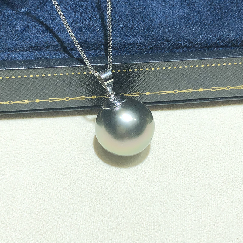 18K进口海水正圆项坠女款孔雀绿