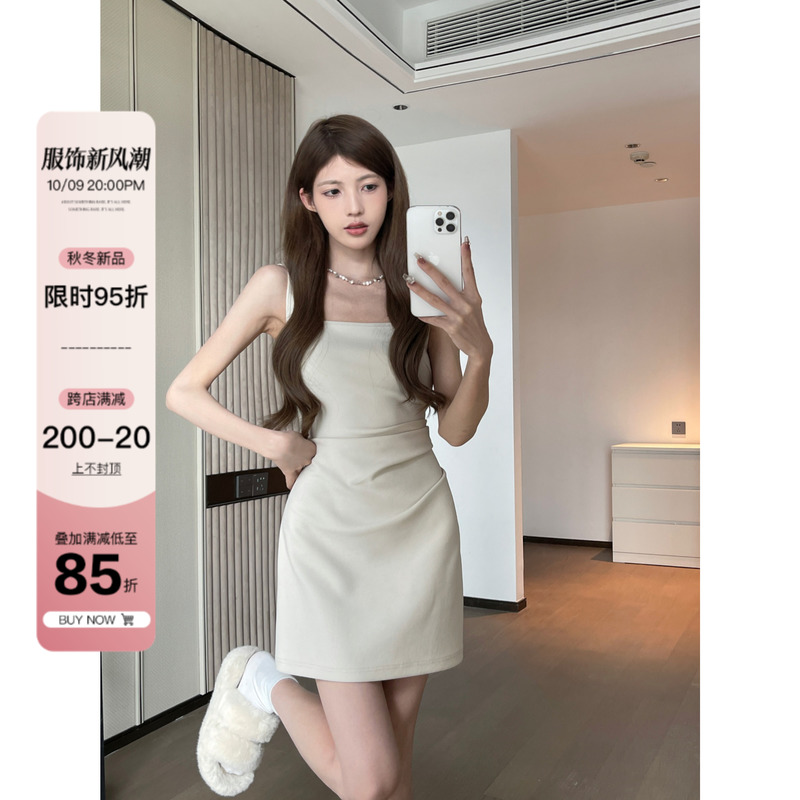 松本丧丧吊带连衣裙秋装女2023年新款温柔风收腰显瘦褶皱中长裙子