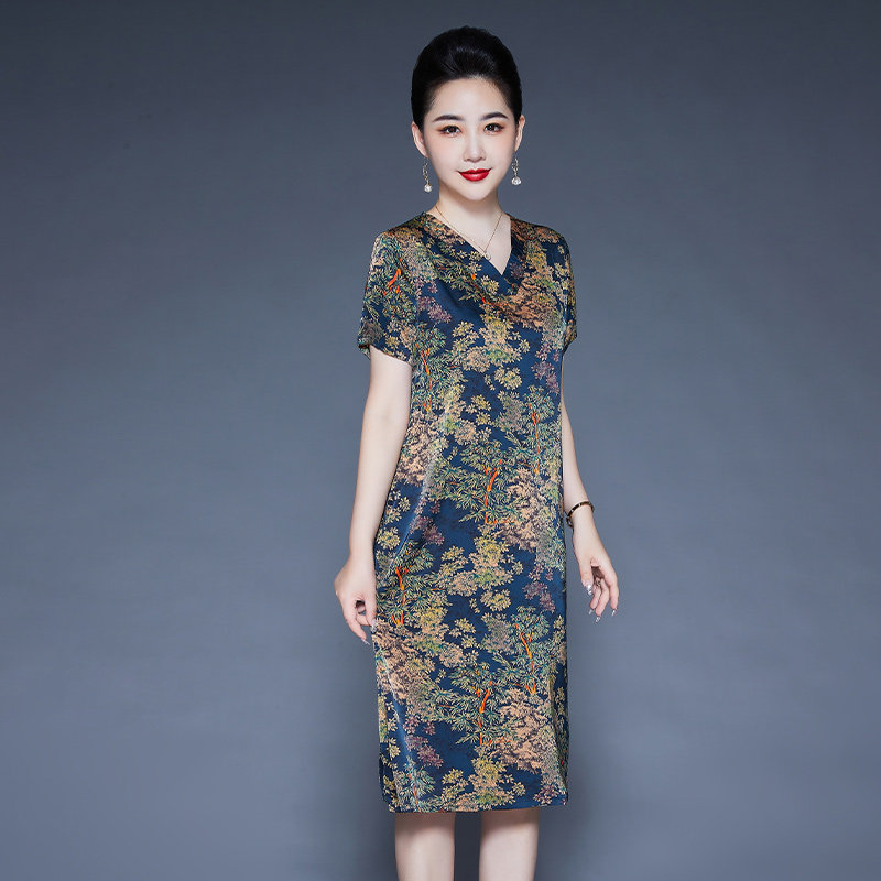 中老年妈妈夏装新款桑蚕丝连衣裙气质时尚显瘦碎花冰丝裙子有口袋