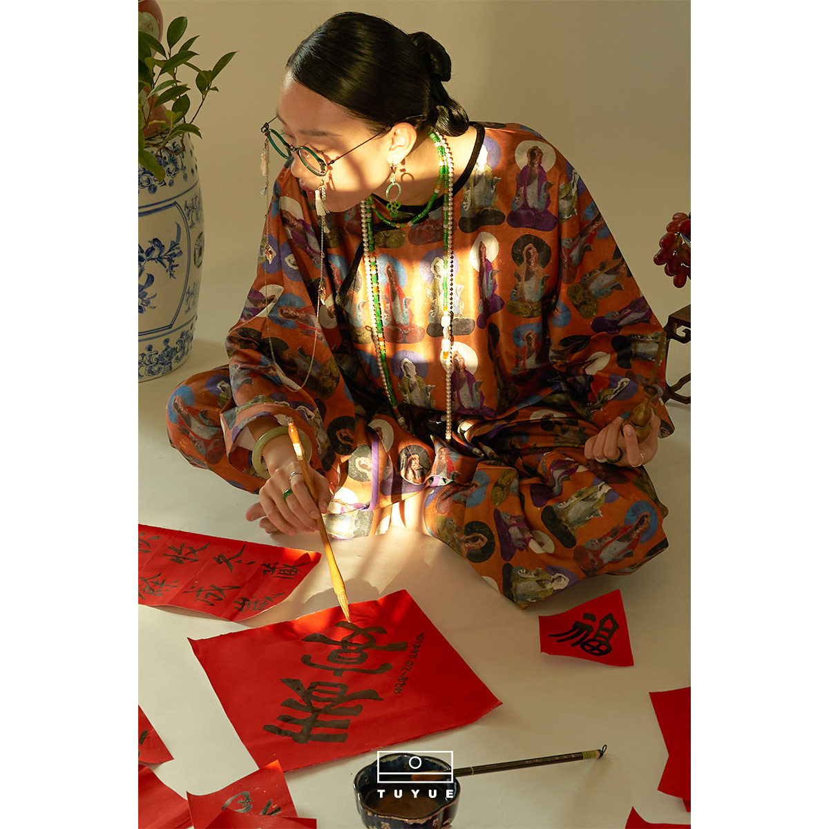 TUYUE涂月 上海时装周 敦煌壁画印花 大襟缎面中式晨袍上衣