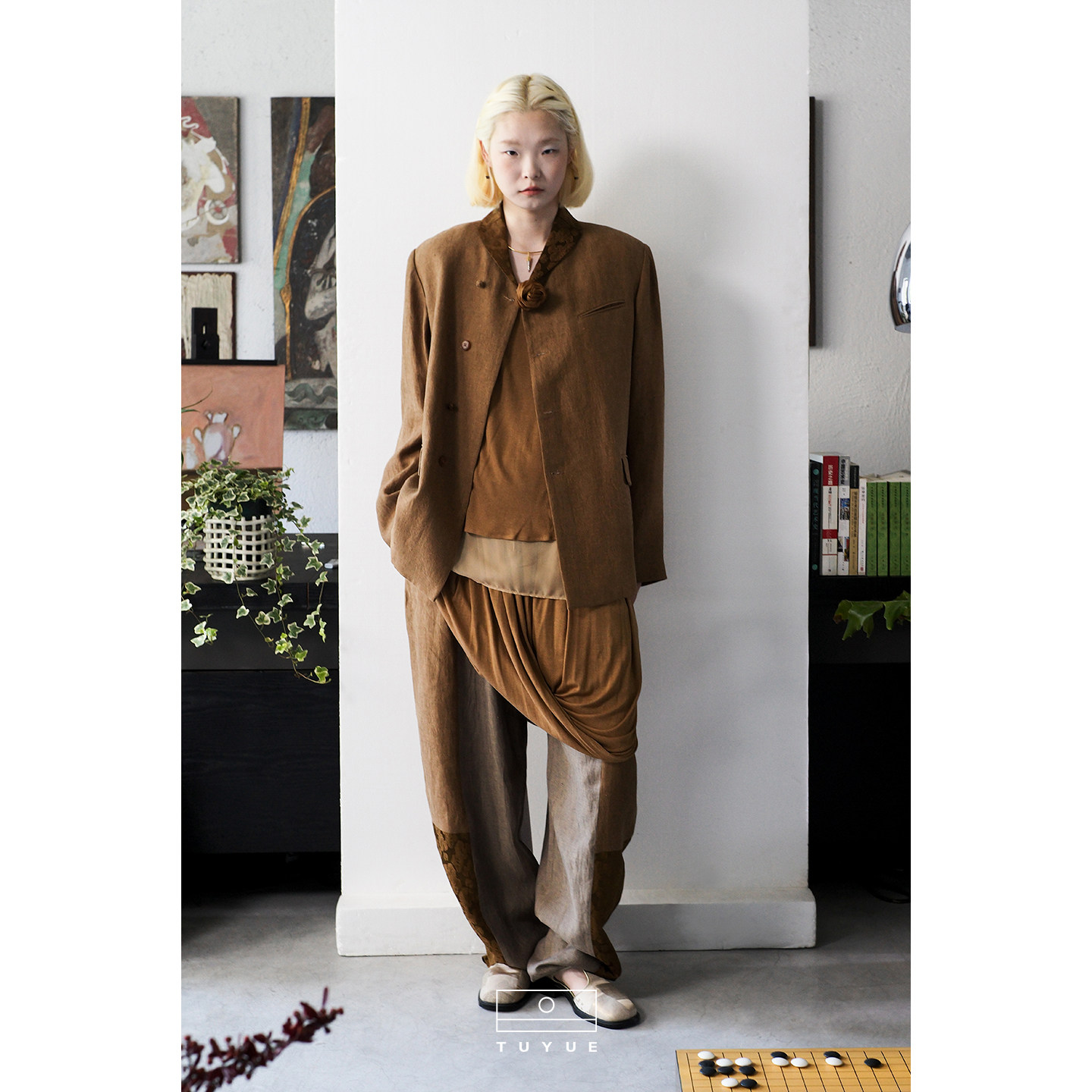 TUYUE涂月 东方美学 棕黄色亚麻 手工胸花 翻领廓形 西装外套