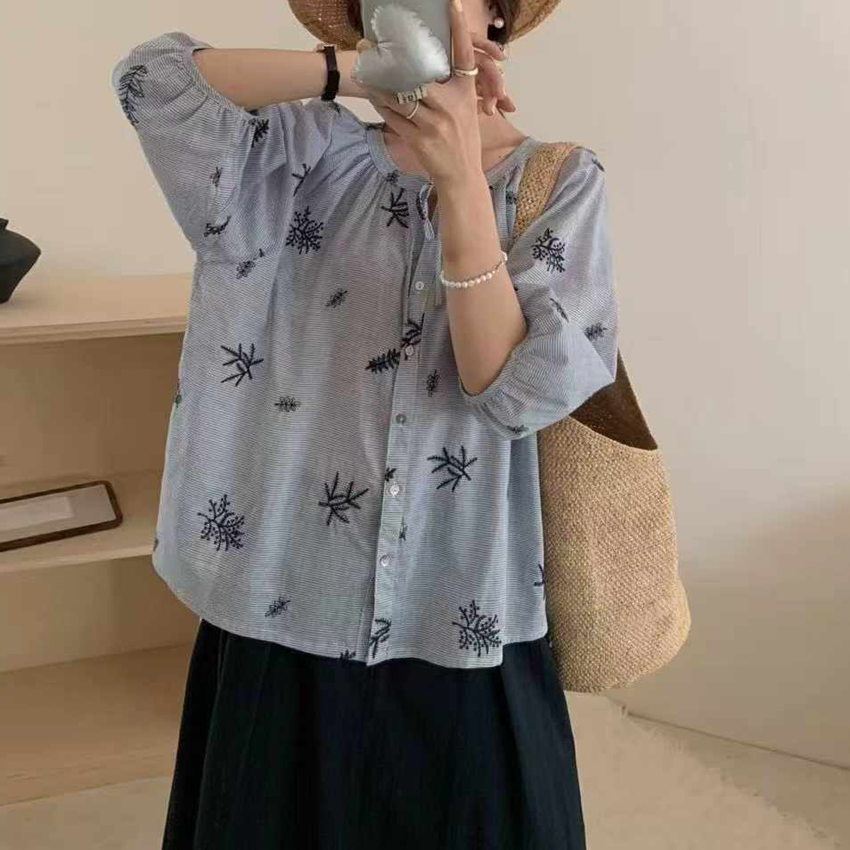 2025超火减龄衬衣设计感气质小衫竖条纹短袖衬衫泡泡袖上衣横细条