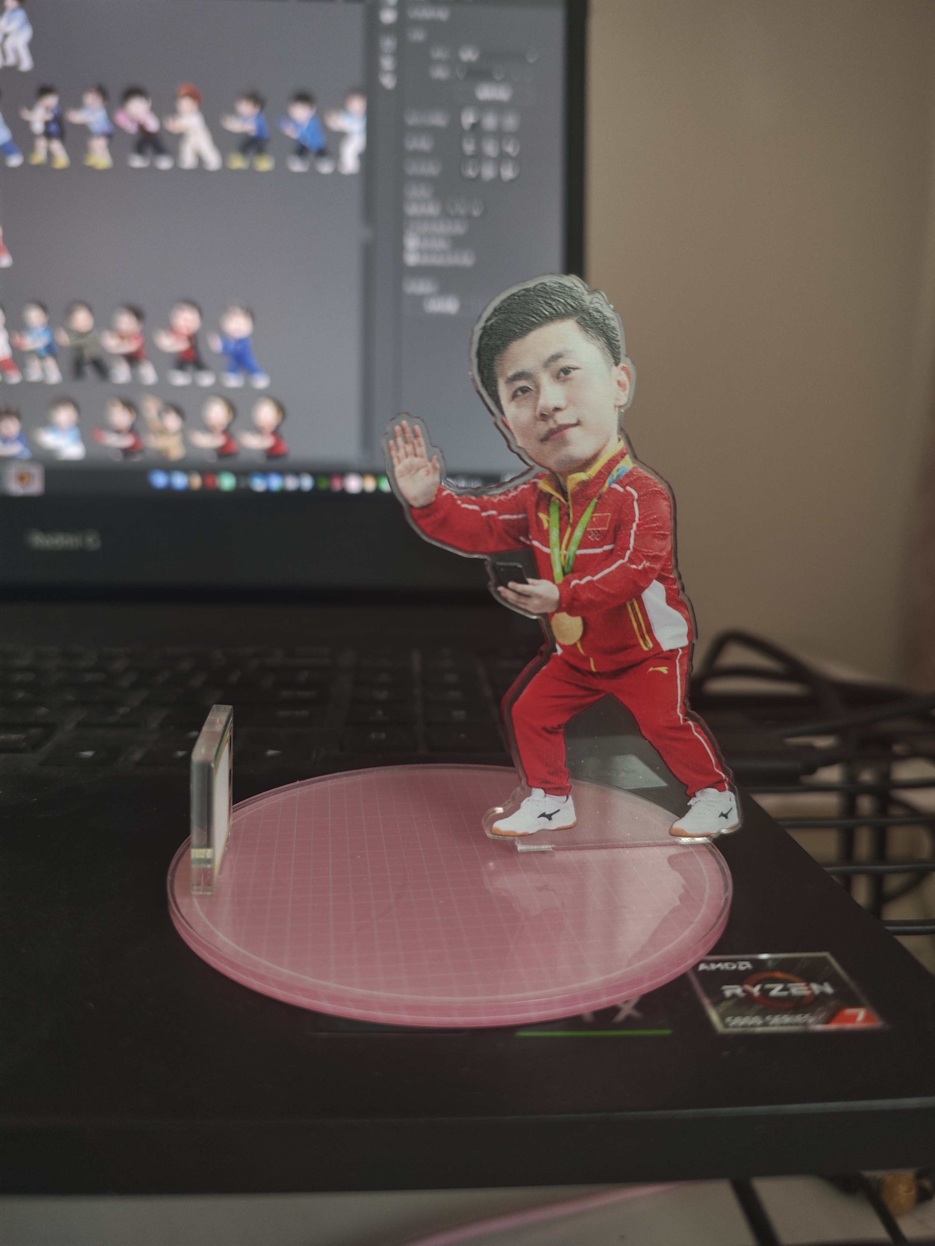 红队服马龙周边亚克力手机支架桌面摆件可爱卡通明星周边工位摆件