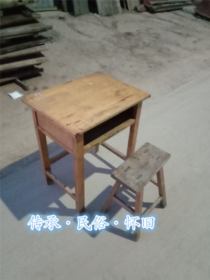 民俗怀旧老物件旧实木学生桌单人学习桌旧学校桌子摆件七八十年代