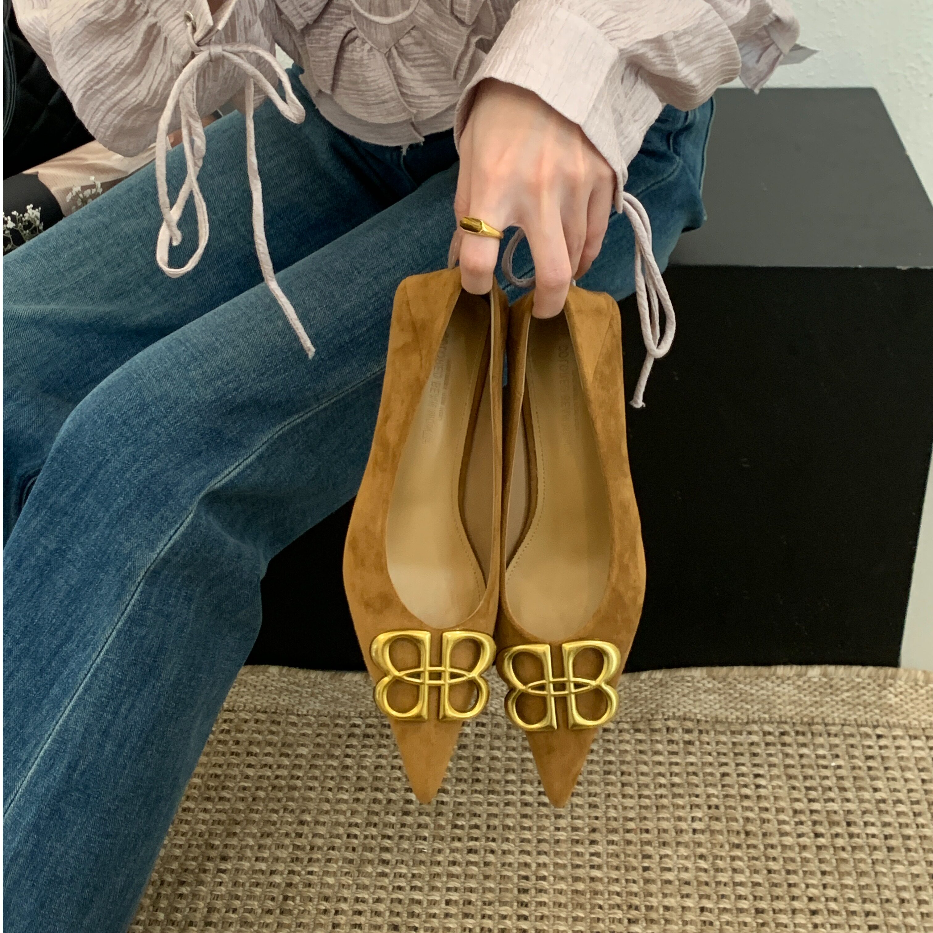 2026新款春款尖头扣子小众细跟高跟浅口气质时尚百搭单鞋女