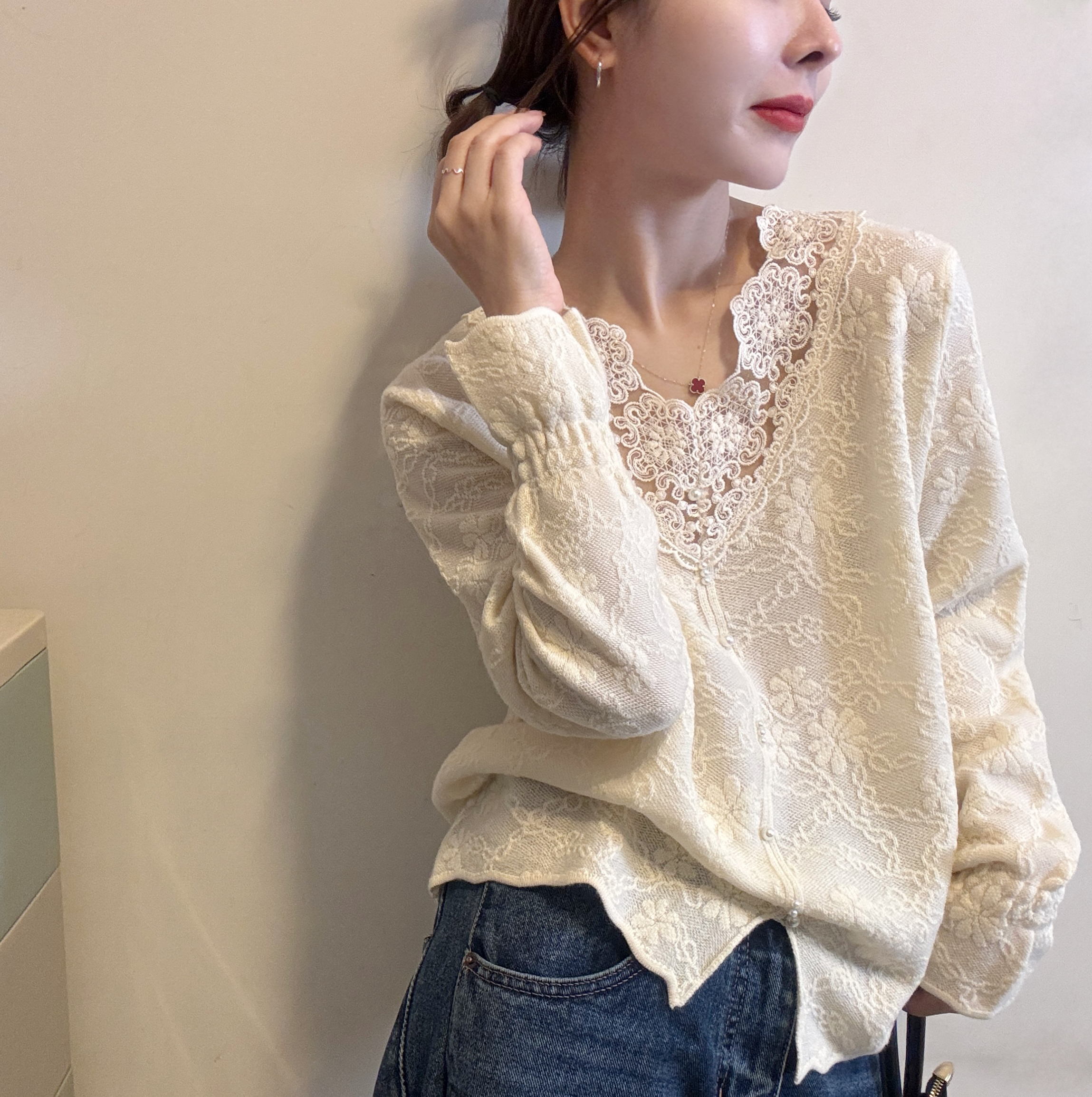 欧洲站2025冬季韩版气质温柔风V领镂空钩花喇叭袖蕾丝打底针织衫