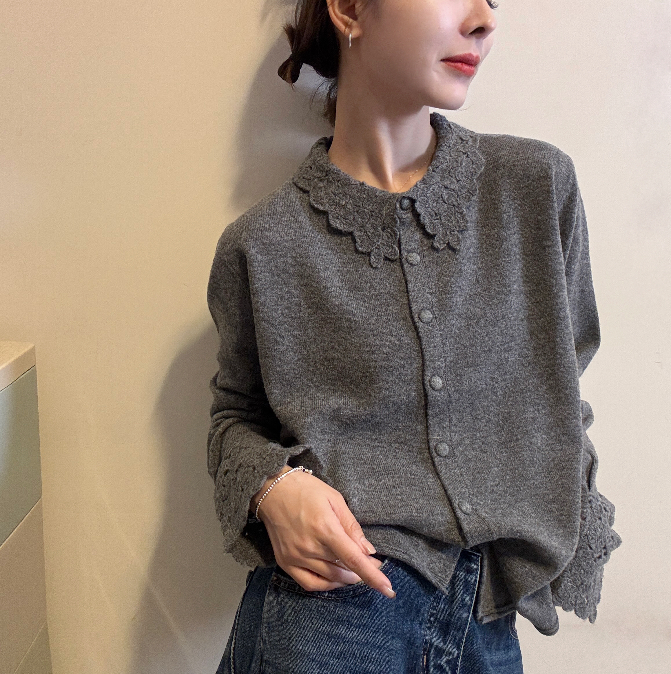 欧洲站2025冬季新款韩版气质翻领镂空设计单排扣针织衫毛衣开衫女