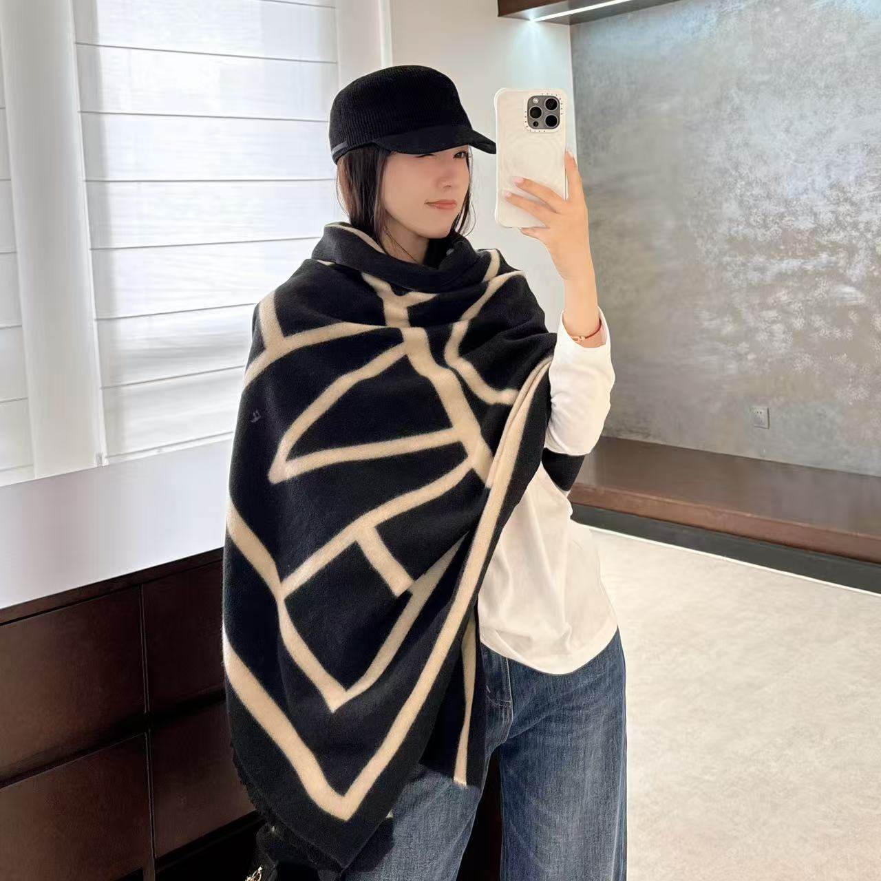 欧洲站2025冬季欧货慵懒氛围感线条拼色软糯舒适羊毛围巾披肩女潮