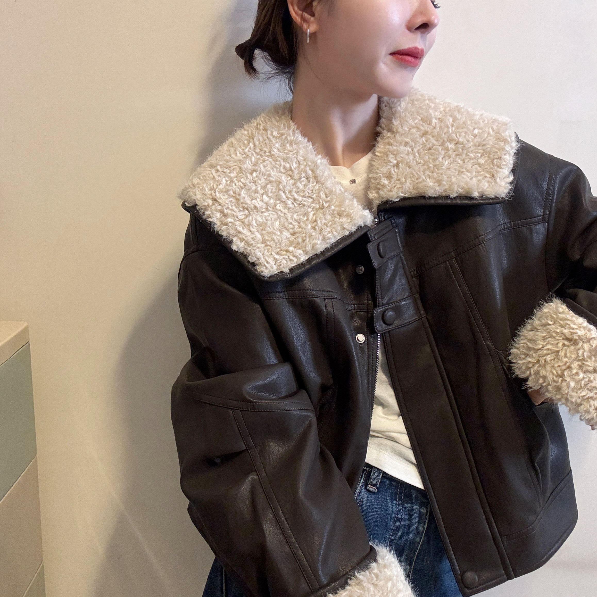 欧洲站2025冬季新款羊羔毛翻领短款落肩袖水洗PU皮内里羽绒外套潮