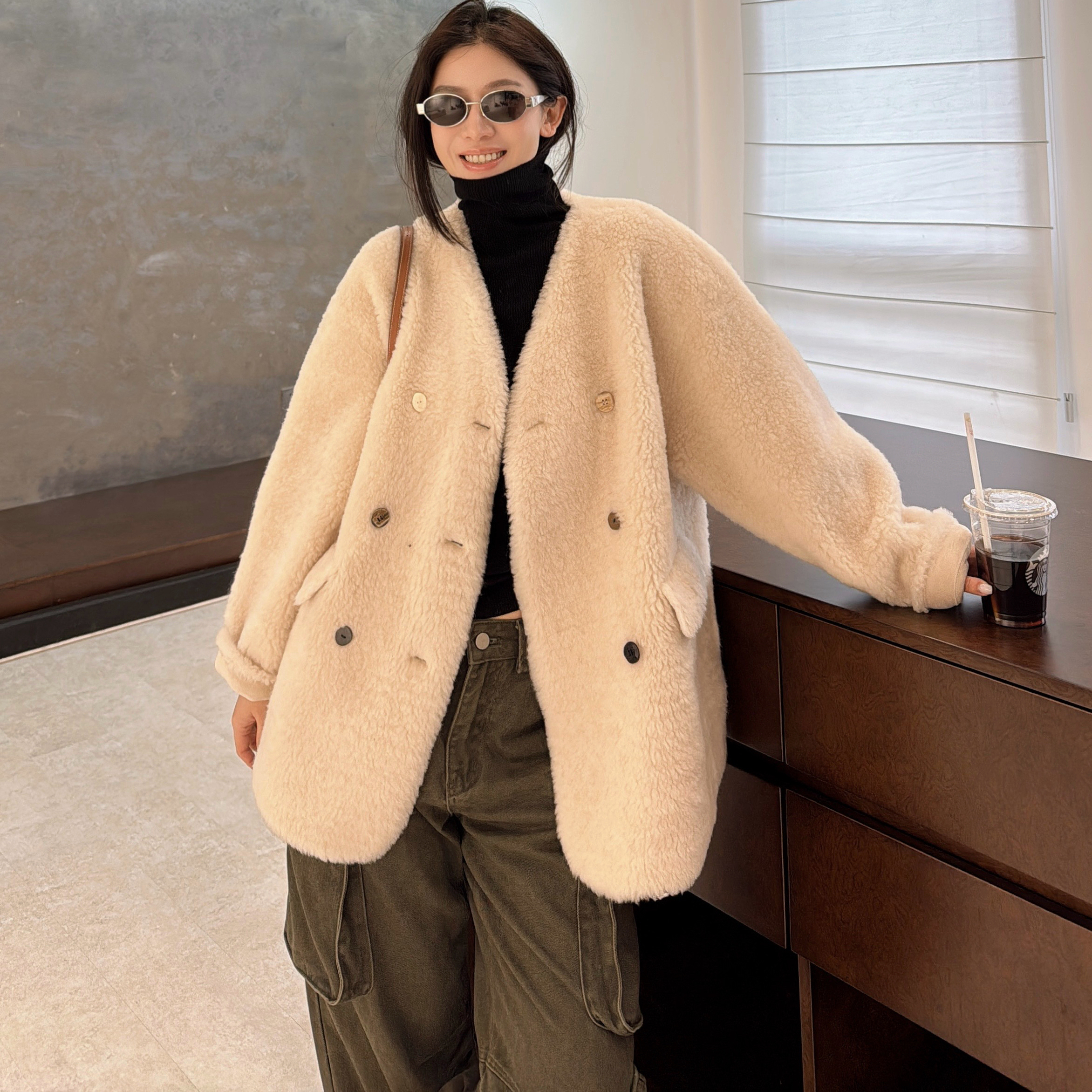 欧洲站2025冬季V领落肩慵懒A字版加厚皮毛一体欧货百搭米色外套潮