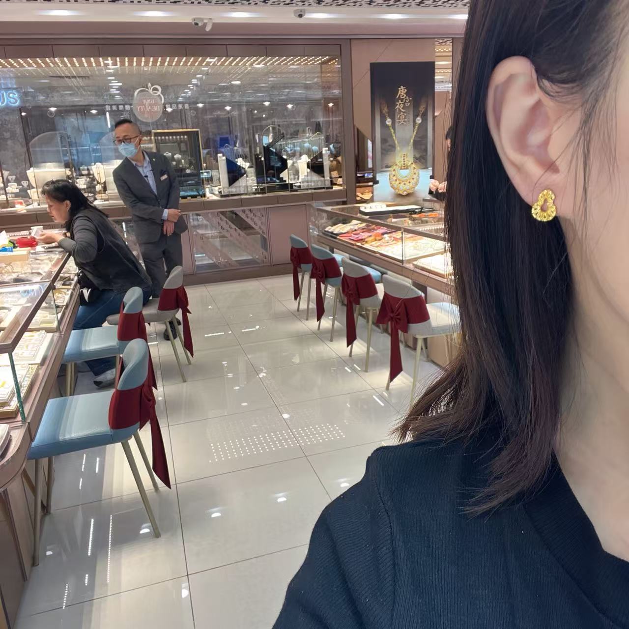 六福珠宝冰钻系列黄金葫芦耳环