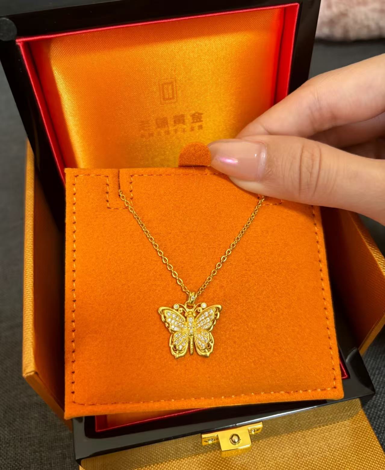 老铺黄金足金蝴蝶项链