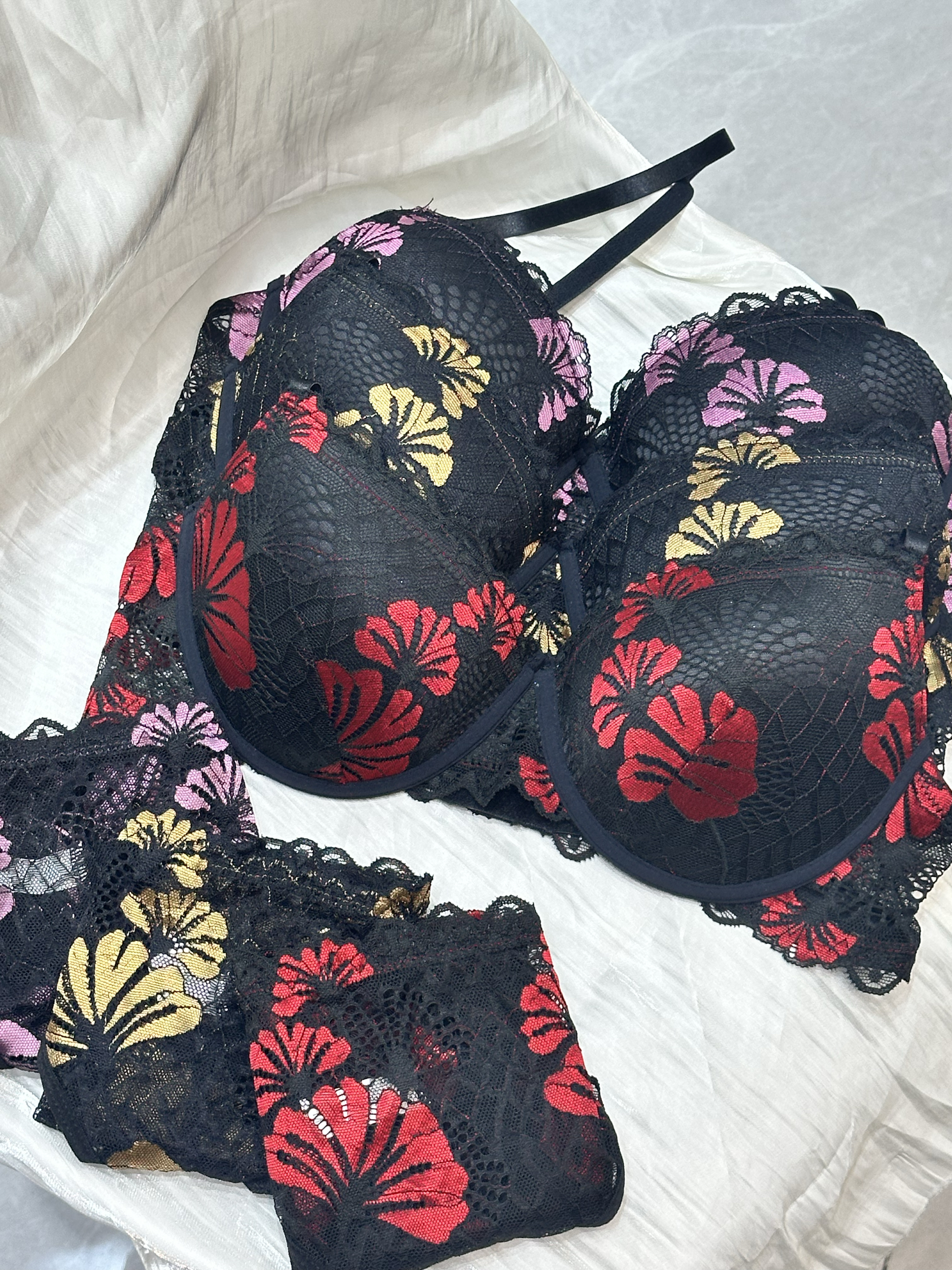 欧版新款性感蕾丝绣花花边简约基础款文胸内衣套装带钢圈聚拢集中