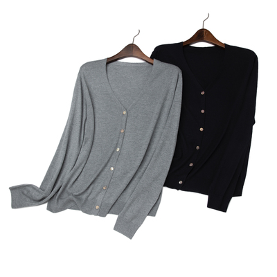 丝羊绒鲍鱼贝母扣点缀V领开衫