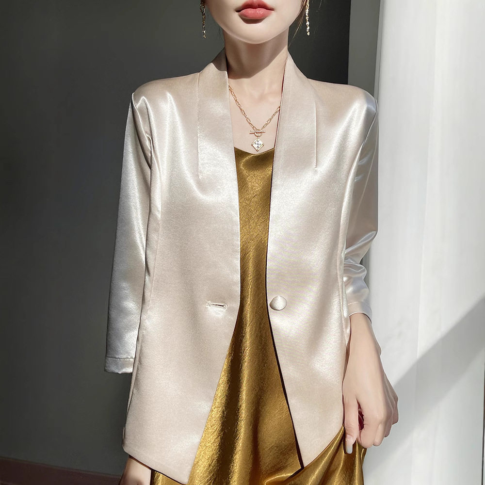 白色醋酸缎面短款西装图片