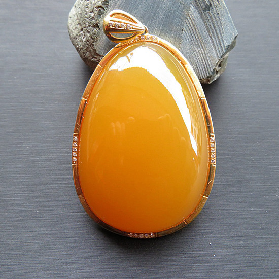 黄龙玉挂件吊坠云南龙陵皇玉苑天然玉石n3017缅料鸡油黄冰种蛋面