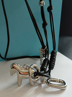 银色立体趣味小马可拆卸吊坠搭配黑色仿皮绳长款项链冷淡风毛衣链