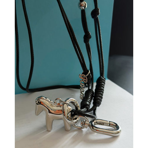 银色立体趣味小马可拆卸吊坠搭配黑色仿皮绳长款项链冷淡风毛衣链